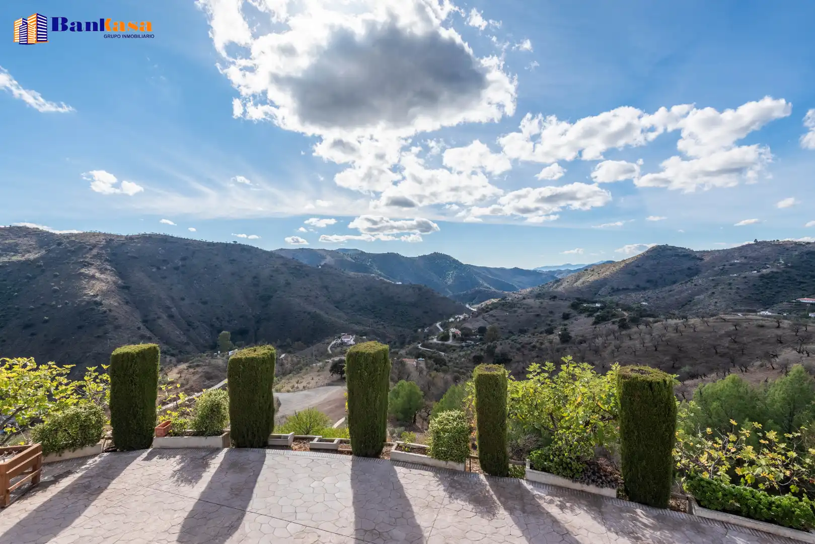 Vista exterior de Casa o chalet en venta en Casabermeja con Jardín privado, Piscina y Amueblado