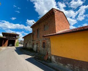 Vista exterior de Casa adosada en venda en Sariego amb Terrassa