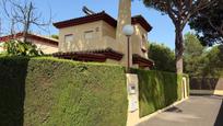 Vista exterior de Casa adosada en venda en Chiclana de la Frontera amb Aire condicionat, Calefacció i Jardí privat