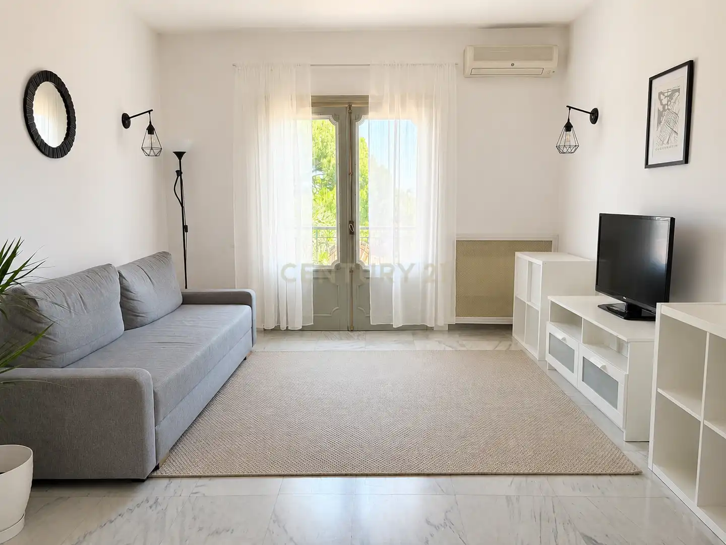 Sala d'estar de Apartament de lloguer en Benalmádena amb Aire condicionat, Jardí privat i Piscina