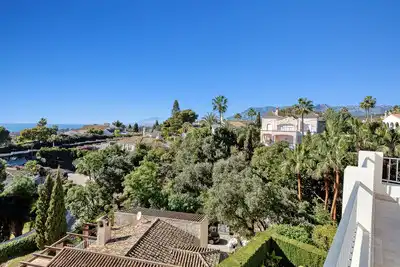 Vista exterior de Casa o xalet en venda en Marbella amb Aire condicionat, Calefacció i Jardí privat