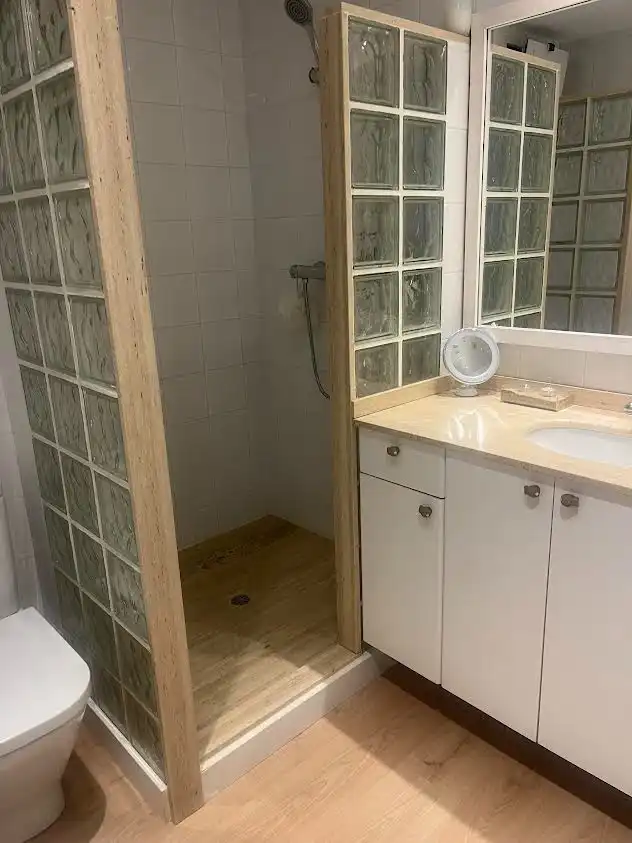 Baño de Apartamento de alquiler en Sitges con Calefacción, Jardín privado y Terraza