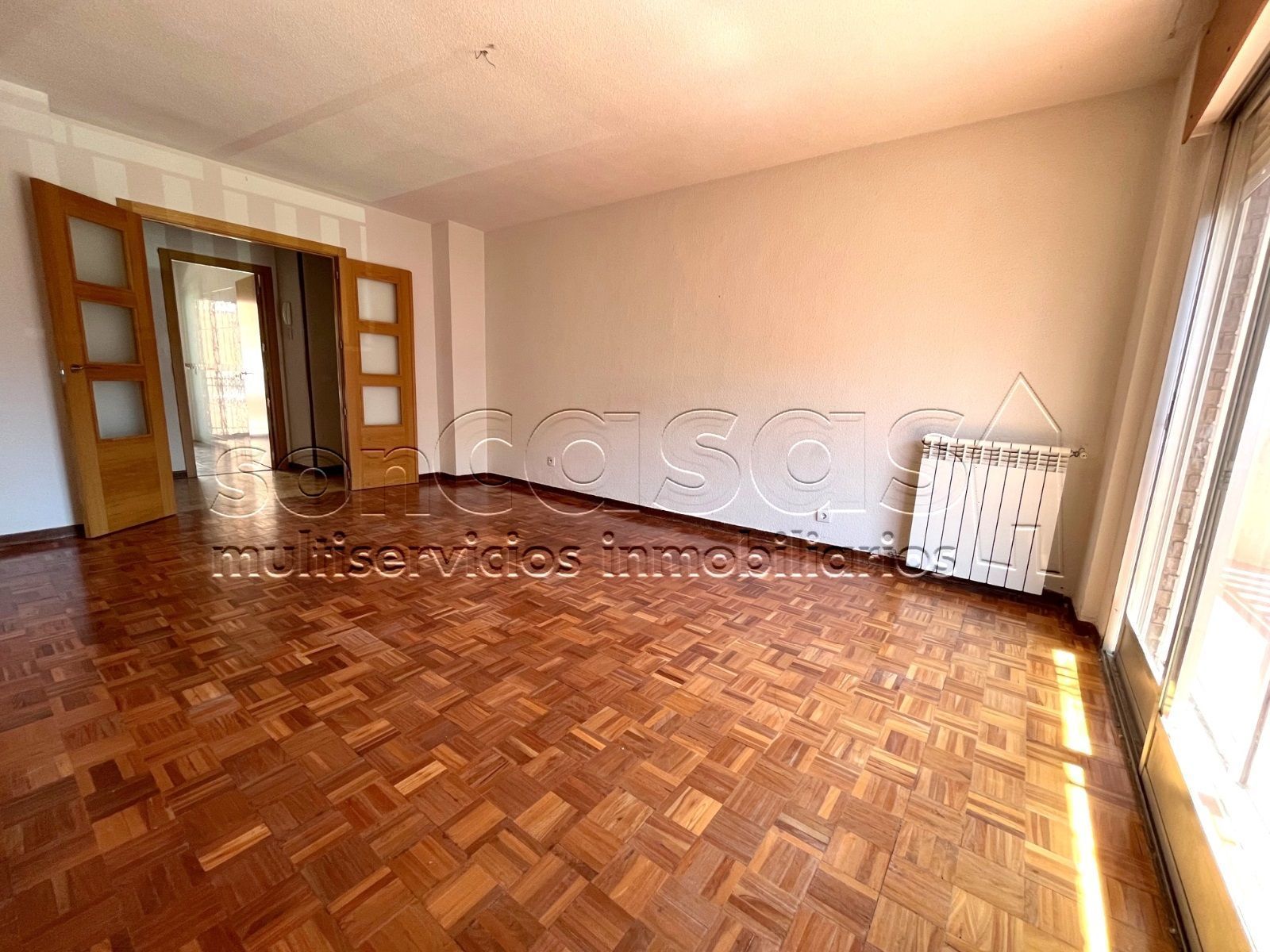 Sala d'estar de Pis en venda en  Madrid Capital amb Calefacció, Parquet i Terrassa