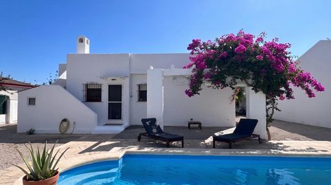 Casa independiente en Riumar con parcela de 600 m² y piscina privada. Disfruta de la tranquilidad del Delta, a un paso de la playa