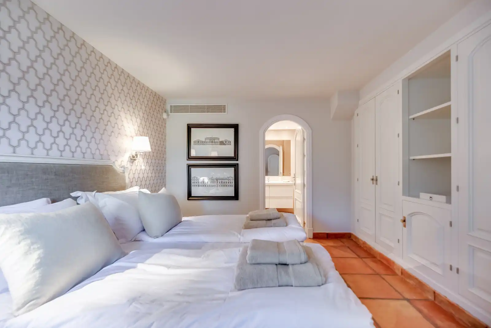Dormitori de Casa o xalet en venda en Marbella amb Aire condicionat, Jardí privat i Terrassa