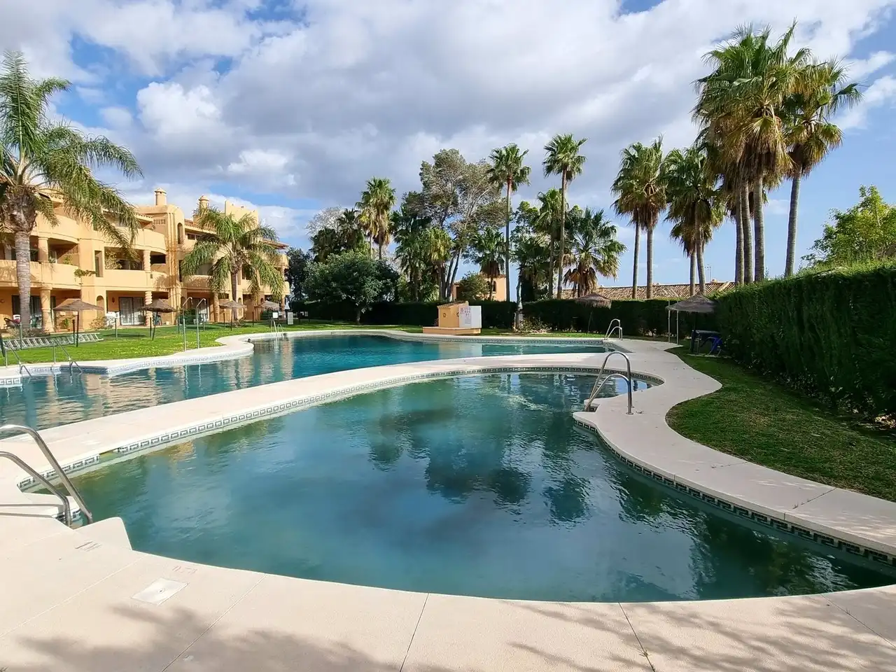 Apartament amb piscina en venda a Calahonda