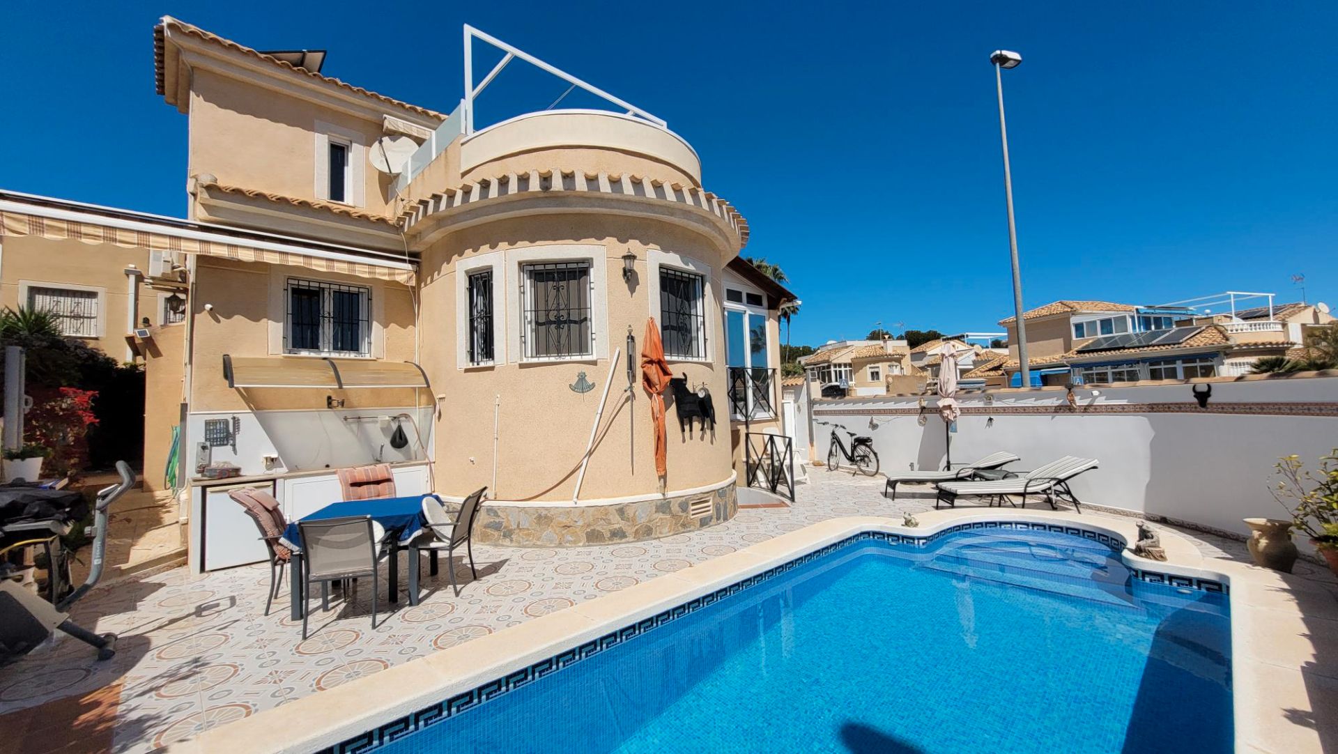 Vista exterior de Casa o xalet en venda en Pilar de la Horadada amb Aire condicionat, Calefacció i Jardí privat