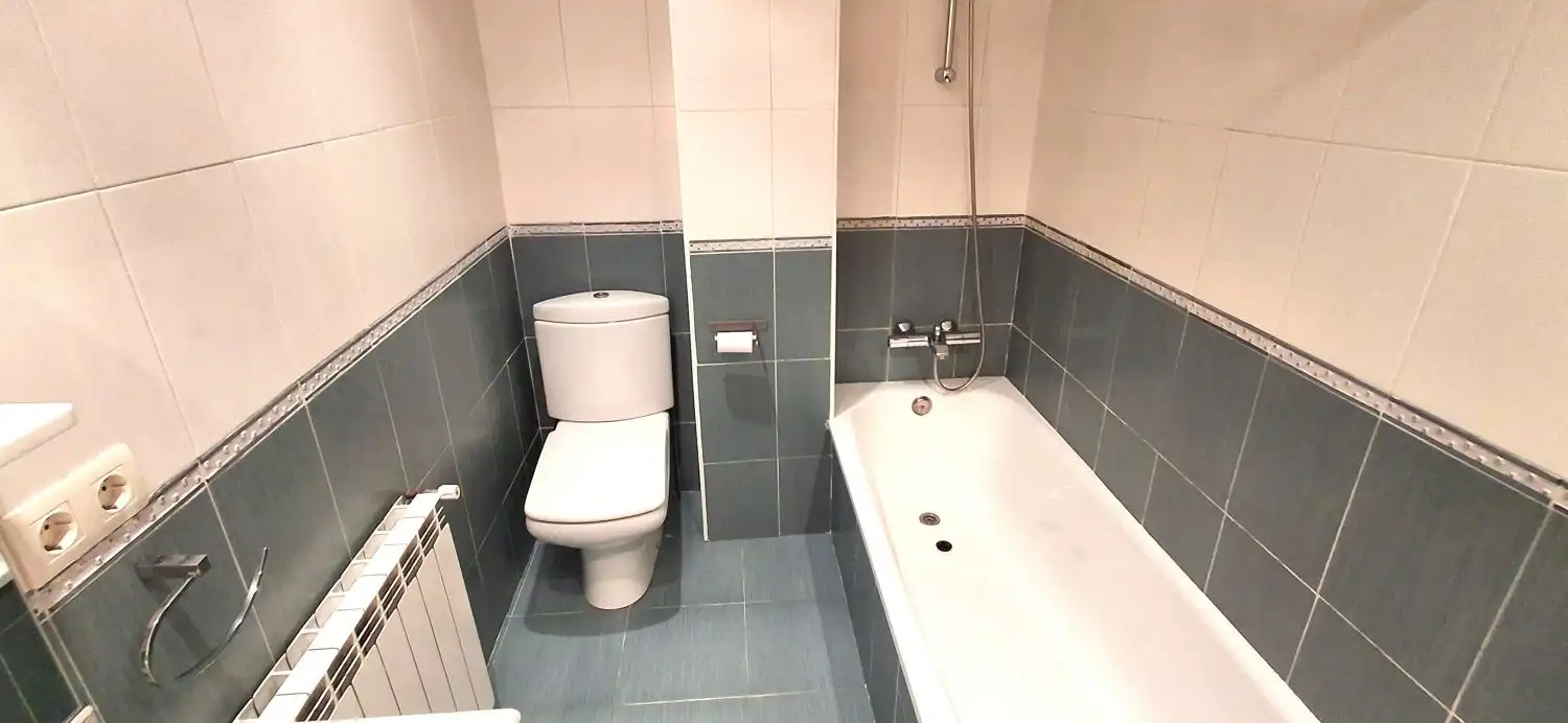 Bathroom of Flat for sale in Valladolid  with Heating and Parquet flooring