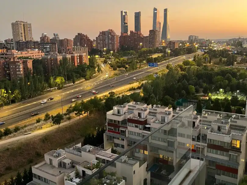 Vista exterior de Pis de lloguer en  Madrid Capital amb Aire condicionat, Terrassa i Piscina