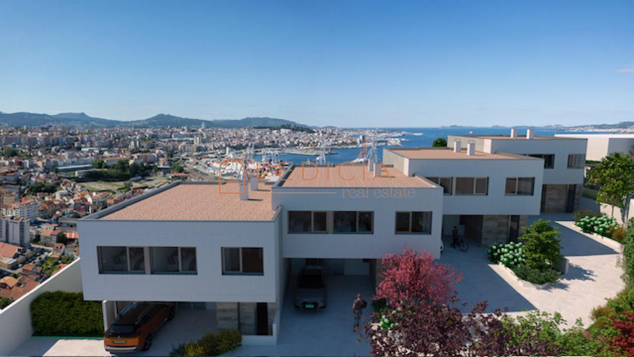 Vista exterior de Casa adosada en venda en Vigo  amb Calefacció, Jardí privat i Terrassa