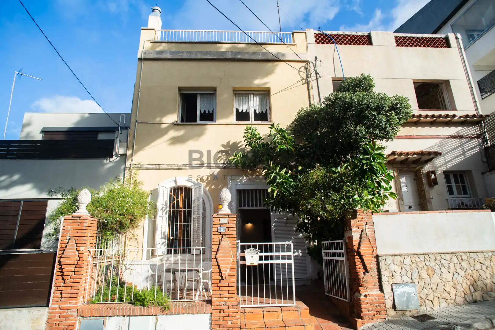 Vista exterior de Casa o chalet en venta en Esplugues de Llobregat con Aire acondicionado, Calefacción y Jardín privado