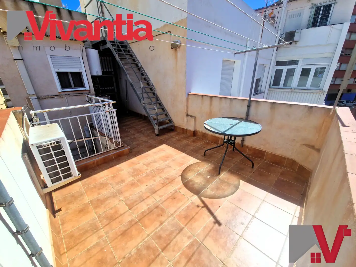 Außenansicht von Einfamilien-Reihenhaus zum Verkauf in Águilas mit Klimaanlage, Terrasse und Abstellraum