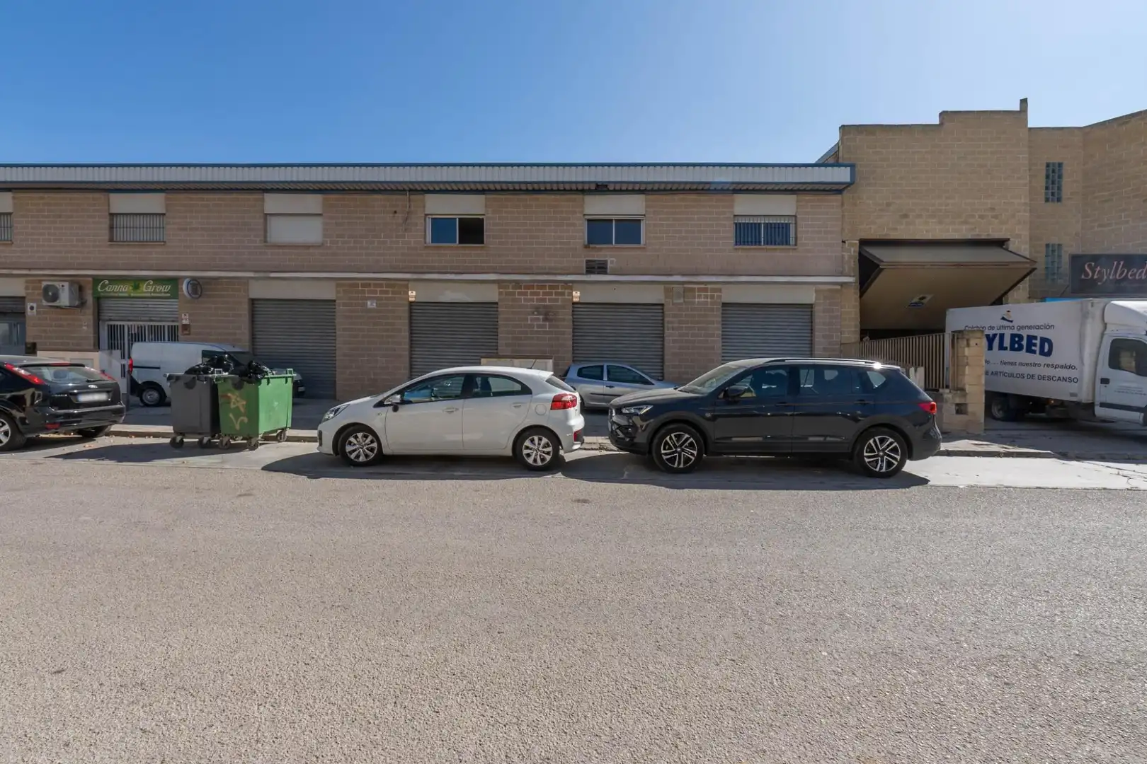 Außenansicht von Fabrikhallen zur Miete in Santa Fe