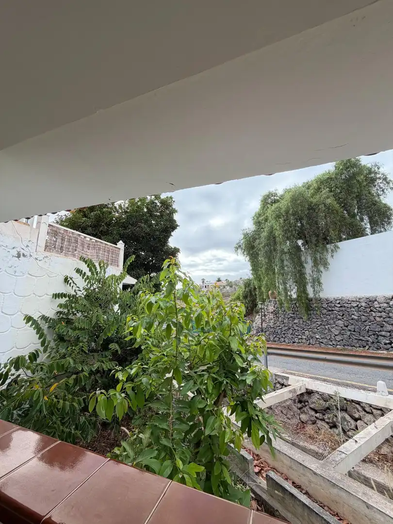 Vista exterior de Pis en venda en Arona amb Jardí privat, Terrassa i Moblat