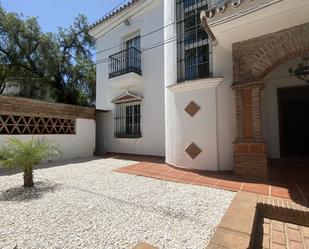 Vista exterior de Casa o xalet de lloguer en Marbella amb Aire condicionat, Calefacció i Jardí privat