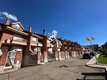 Adossat amb piscina en venda a Las Mundinas