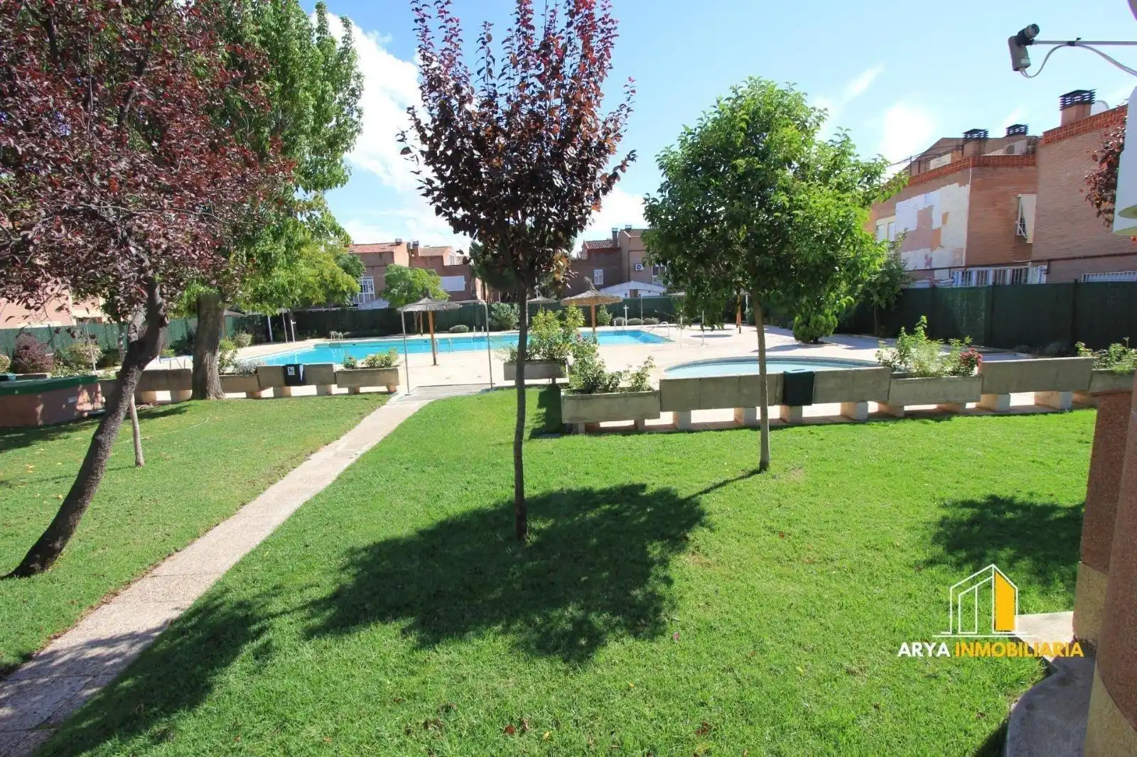 Schwimmbecken von Einfamilien-Reihenhaus zum Verkauf in Torrejón de Ardoz mit Klimaanlage, Heizung und Terrasse