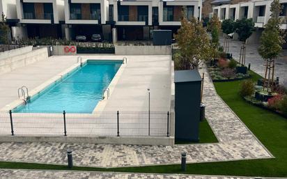 Piscina de Casa adosada de lloguer en Boadilla del Monte amb Aire condicionat, Jardí privat i Terrassa