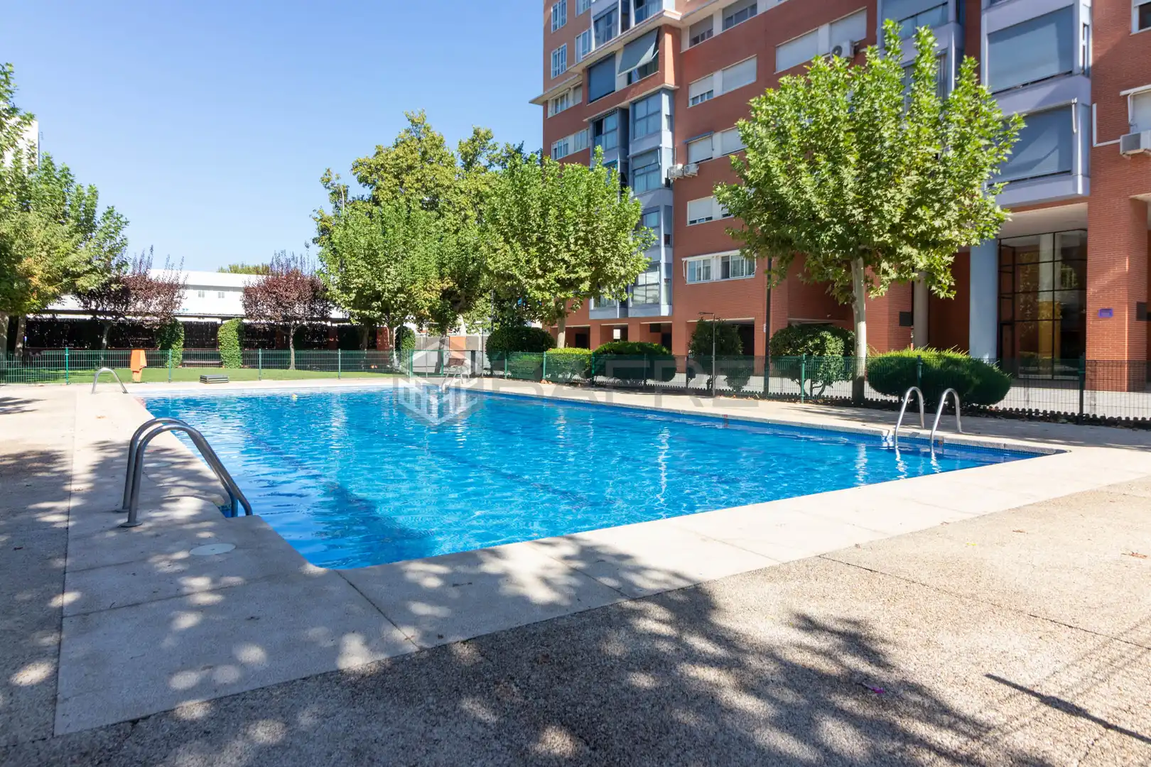 Piscina de Àtic en venda en Madrid amb Aire condicionat, Jardí privat i Parquet