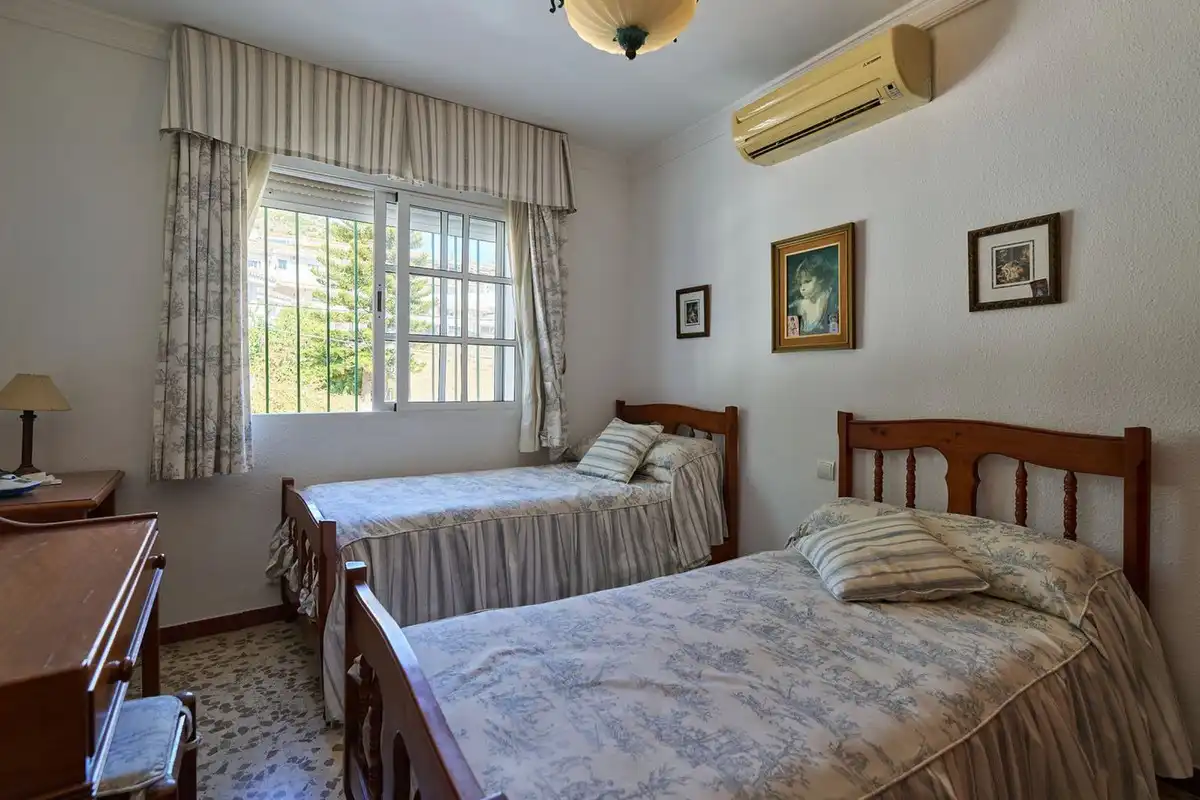 Dormitori de Casa o xalet en venda en Benalmádena amb Aire condicionat, Jardí privat i Terrassa