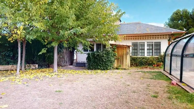 Vista exterior de Casa o xalet en venda en La Muela amb Aire condicionat, Calefacció i Jardí privat