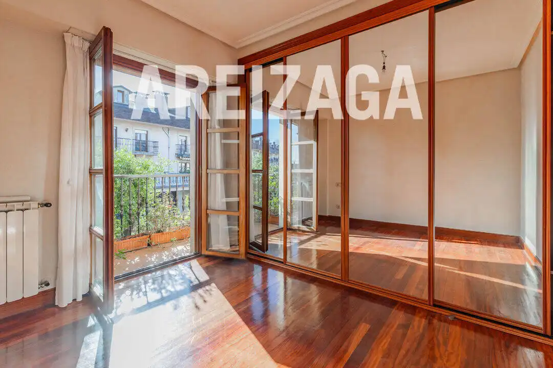 Dormitori de Casa o xalet en venda en Donostia - San Sebastián  amb Calefacció, Jardí privat i Terrassa