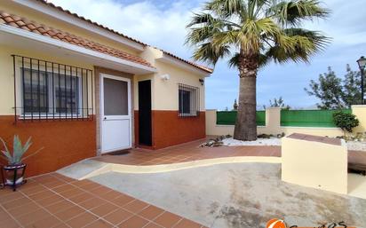 Vista exterior de Casa o xalet en venda en Fuente de Piedra amb Aire condicionat, Terrassa i Traster