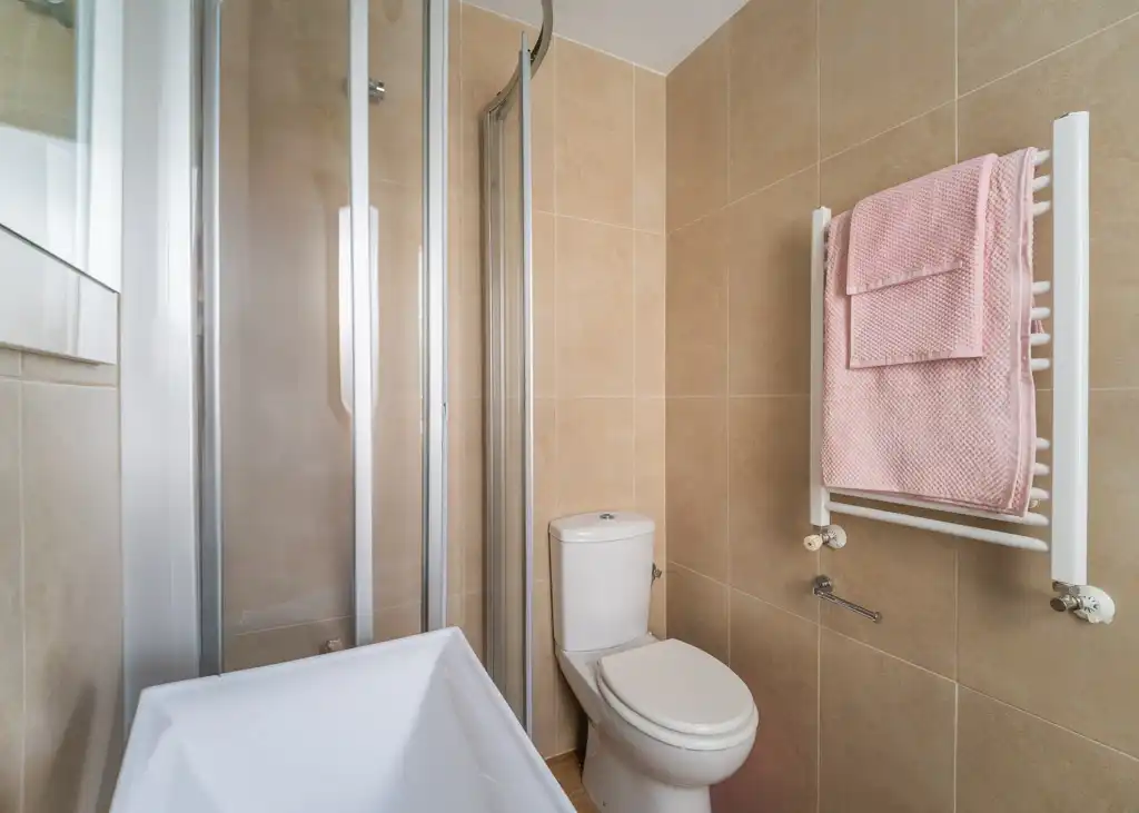 Bathroom of Flat for rent in Madrid  with Air Conditioner, Heating and Balcony