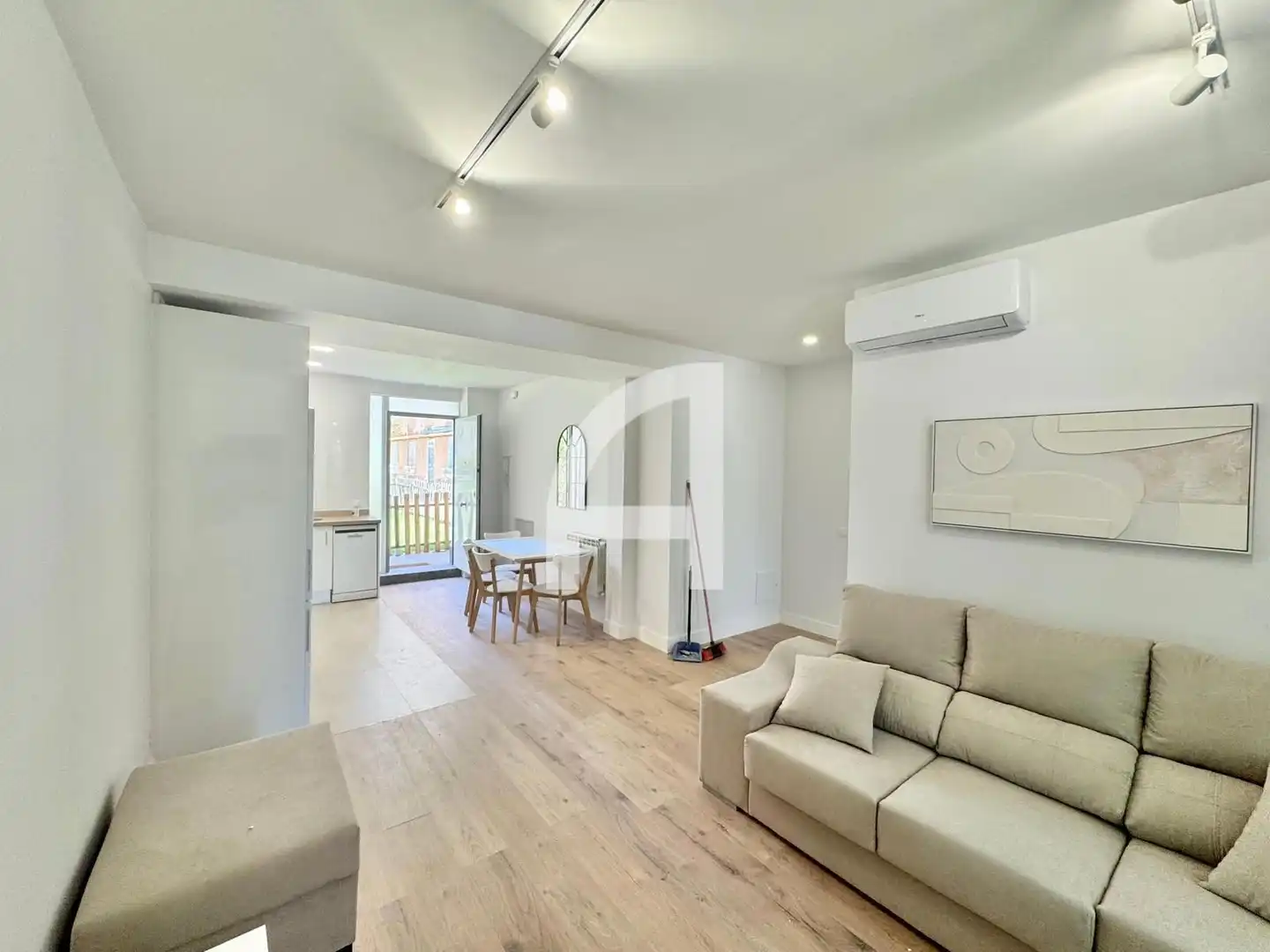 Living room of Flat for rent in Madrid  with Air Conditioner, Heating and Furnished