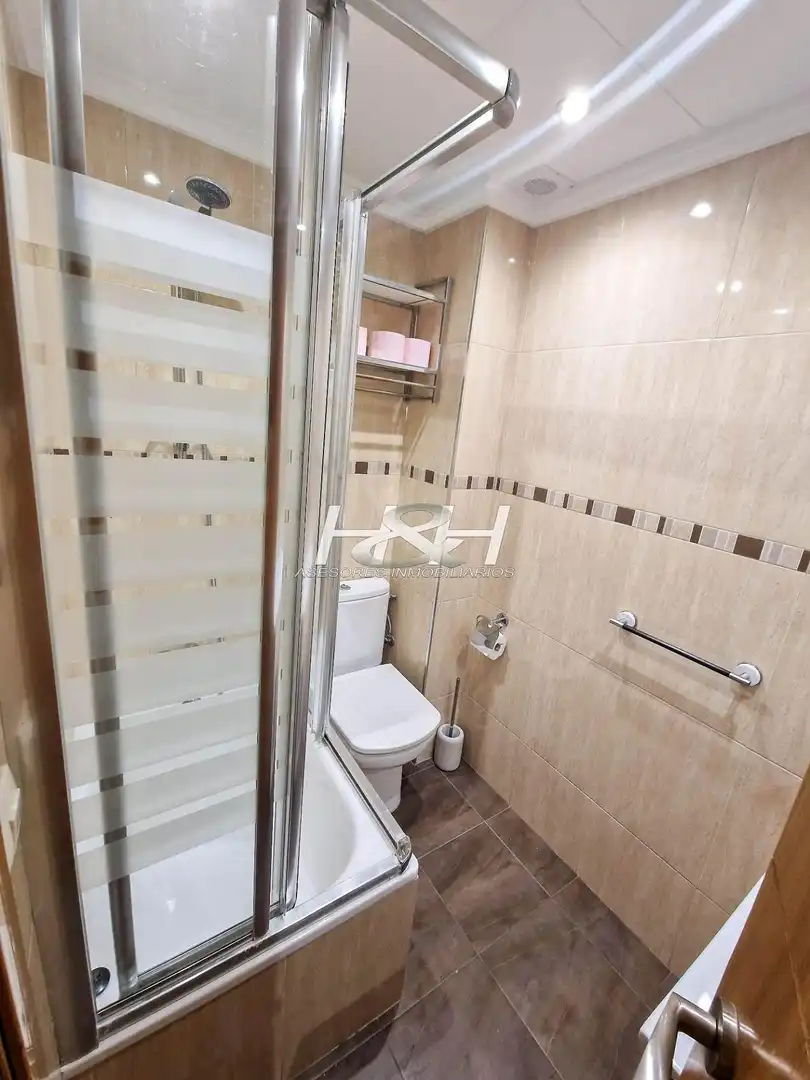 Bathroom of Flat for rent in Burjassot  with Air Conditioner, Storage room and Furnished