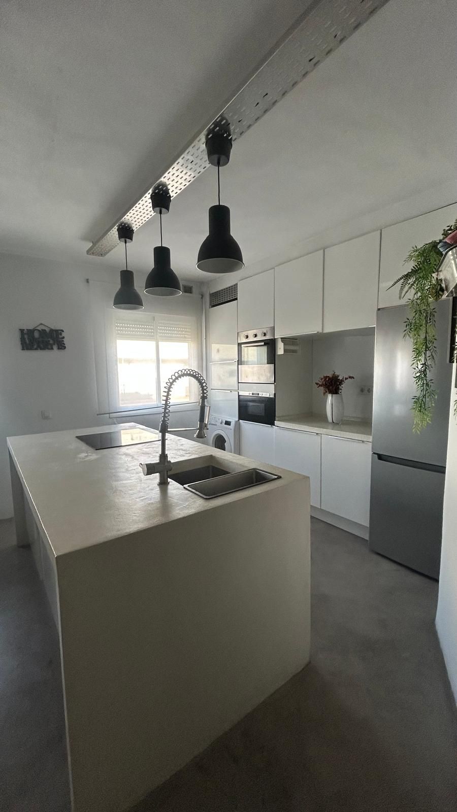 Cuina de Pis de lloguer en Algeciras amb Aire condicionat i Moblat