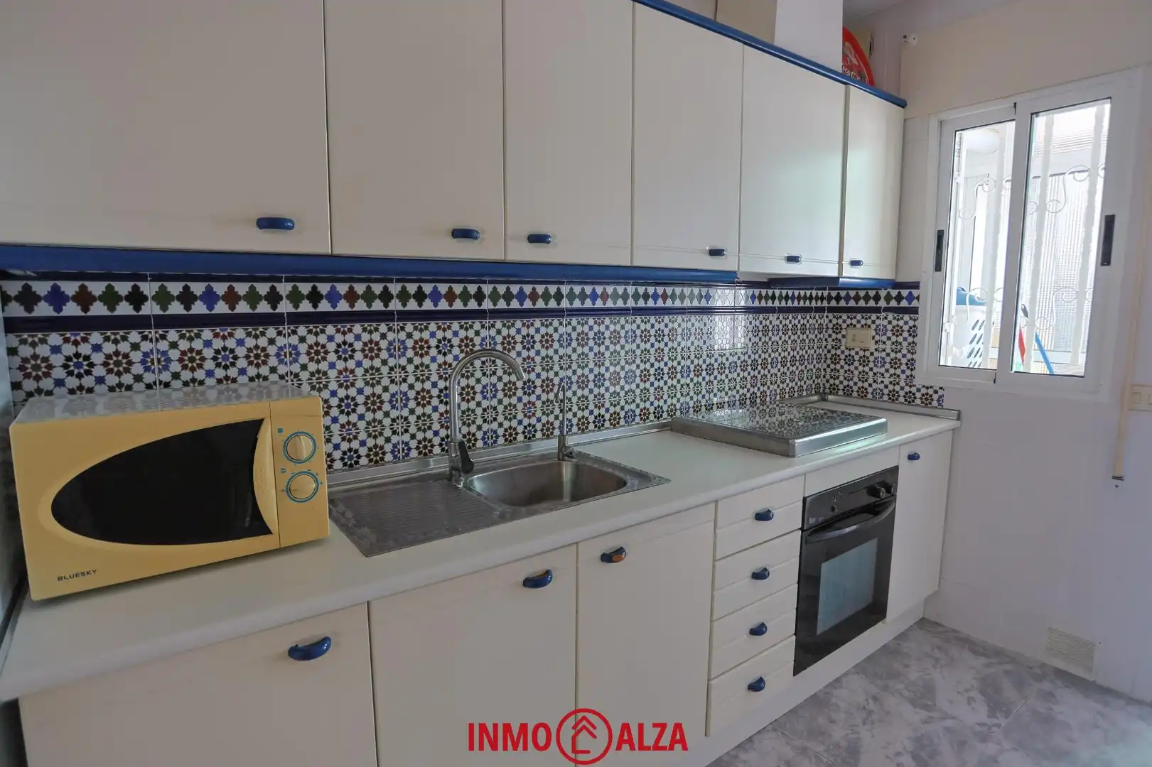 Küche von Einfamilien-Reihenhaus zum Verkauf in Los Alcázares mit Privatgarten, Terrasse und Abstellraum