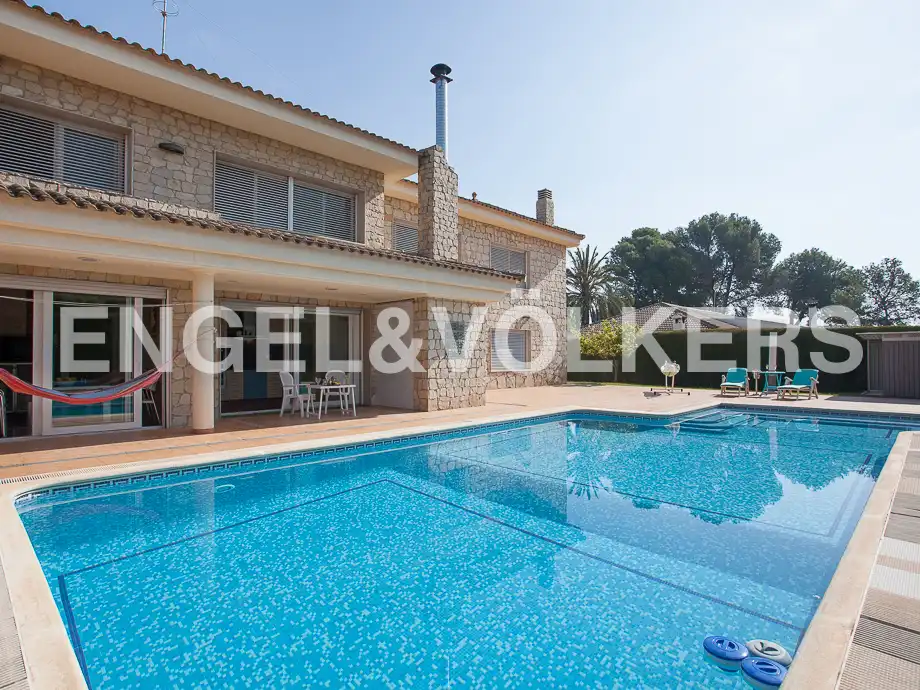 Vista exterior de Casa o chalet en venta en Serra con Calefacción, Jardín privado y Trastero