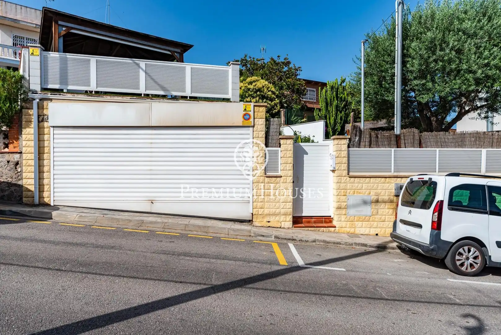 Vista exterior de Casa adosada en venda en Castelldefels amb Aire condicionat, Calefacció i Jardí privat
