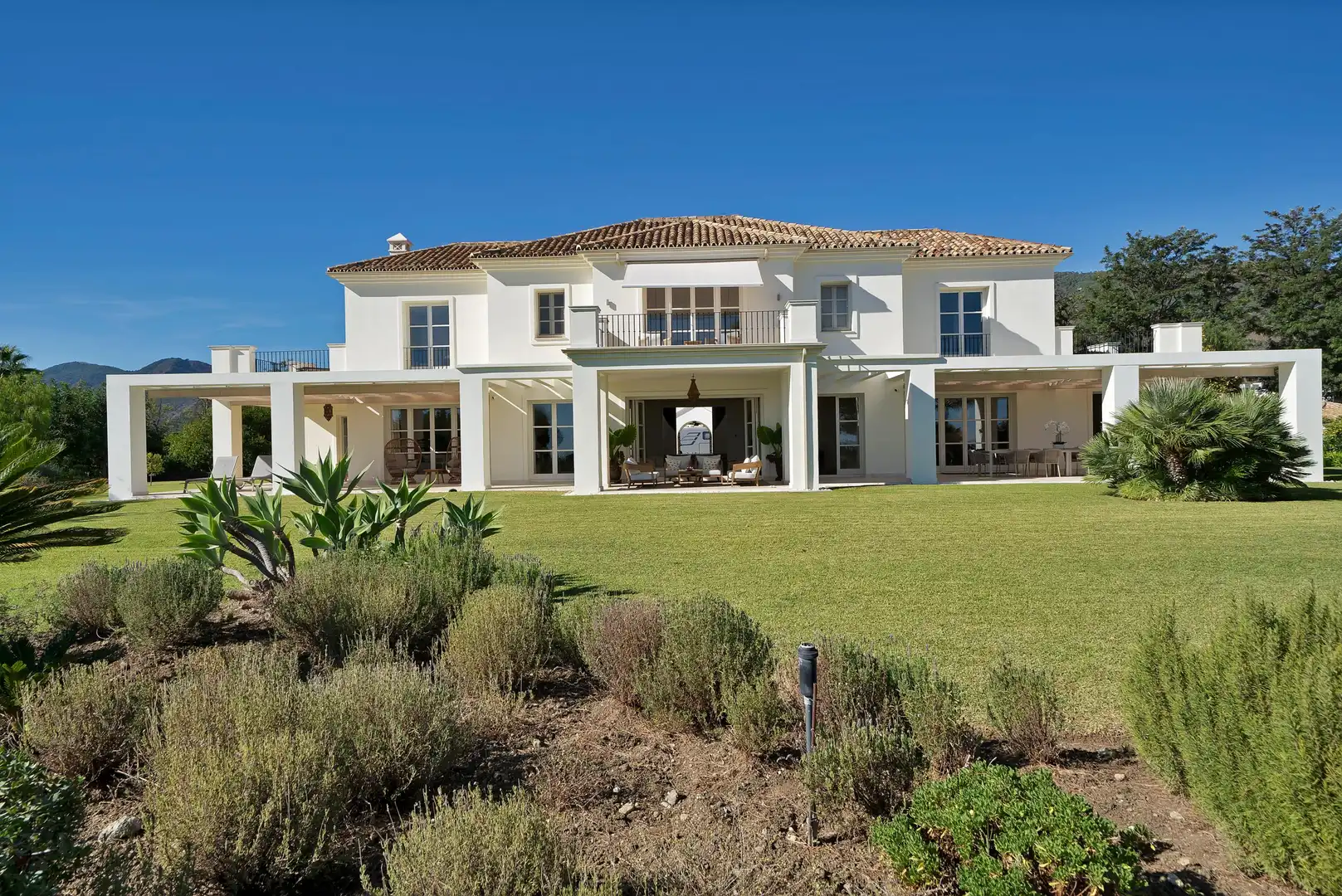 Vista exterior de Casa o xalet de lloguer en Benahavís amb Calefacció, Jardí privat i Terrassa