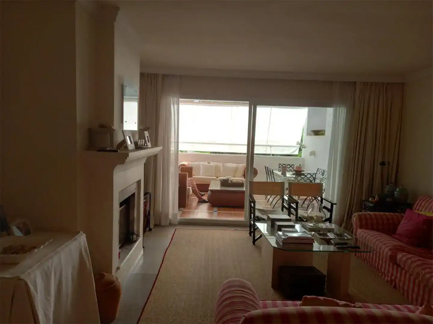 Sala d'estar de Pis en venda en Estepona amb Aire condicionat, Jardí privat i Piscina