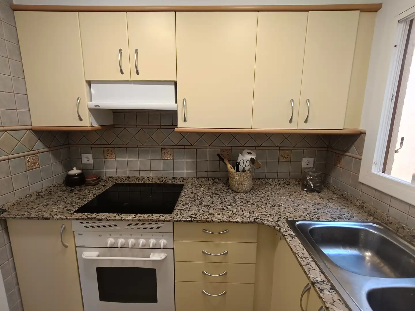 Küche von Wohnung zur Miete in Calafell mit Parkett, Terrasse und Abstellraum
