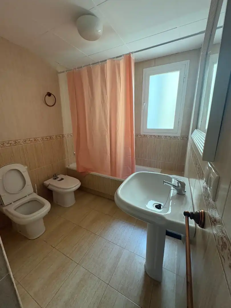 Baño de Piso de alquiler en Lucena con Aire acondicionado, Calefacción y Terraza