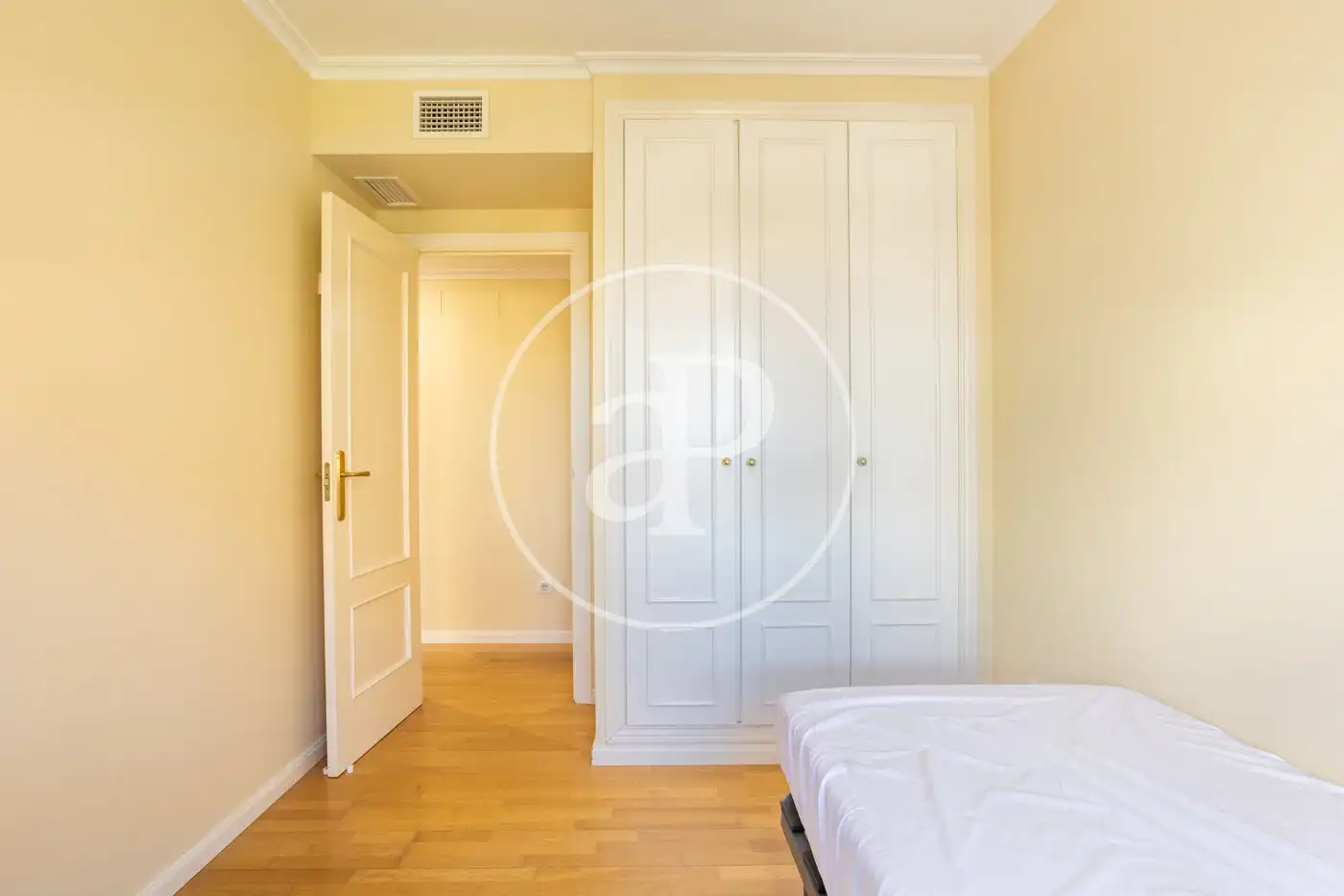 Schlafzimmer von Wohnung zur Miete in Valencia mit Klimaanlage, Heizung und Privatgarten
