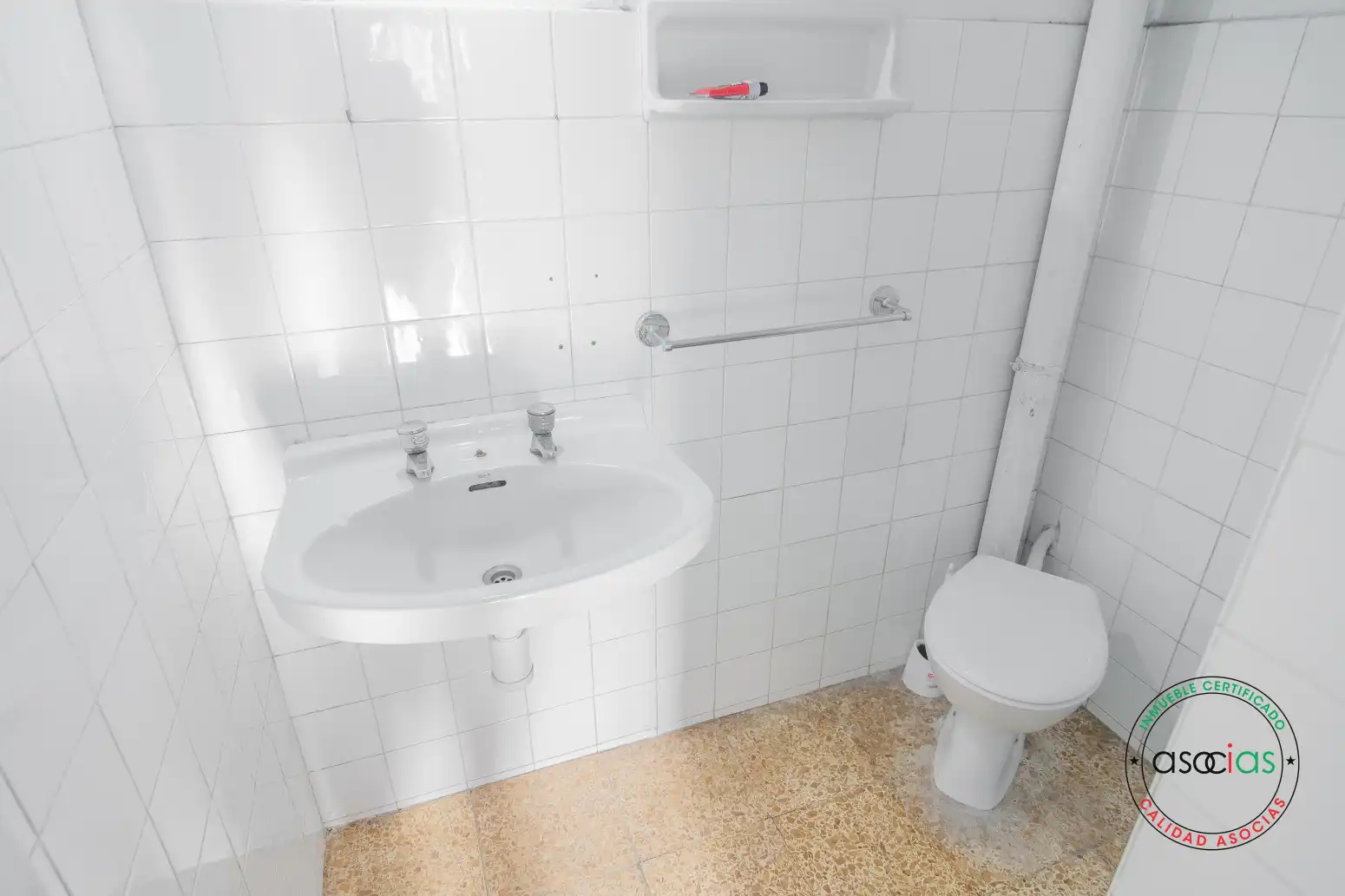Badezimmer von Fabrikhallen zum Verkauf in Noreña