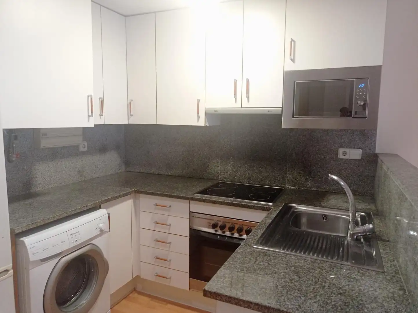 Cuina de Planta baixa de lloguer en Girona amb Calefacció, Terrassa i Balcó