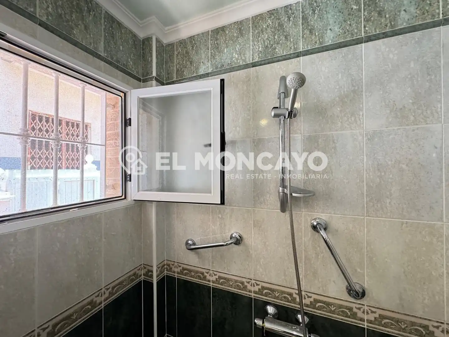 Badezimmer von Einfamilien-Reihenhaus zum Verkauf in Guardamar del Segura mit Klimaanlage, Heizung und Terrasse