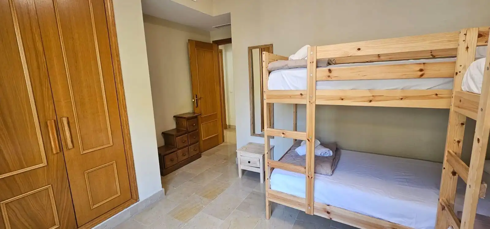 Schlafzimmer von Wohnung zur Miete in Marbella mit Privatgarten, Terrasse und Möbliert