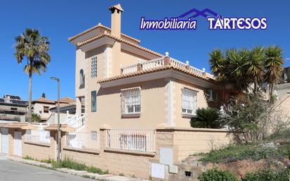 Vista exterior de Casa o xalet en venda en Otura amb Terrassa, Piscina i Balcó
