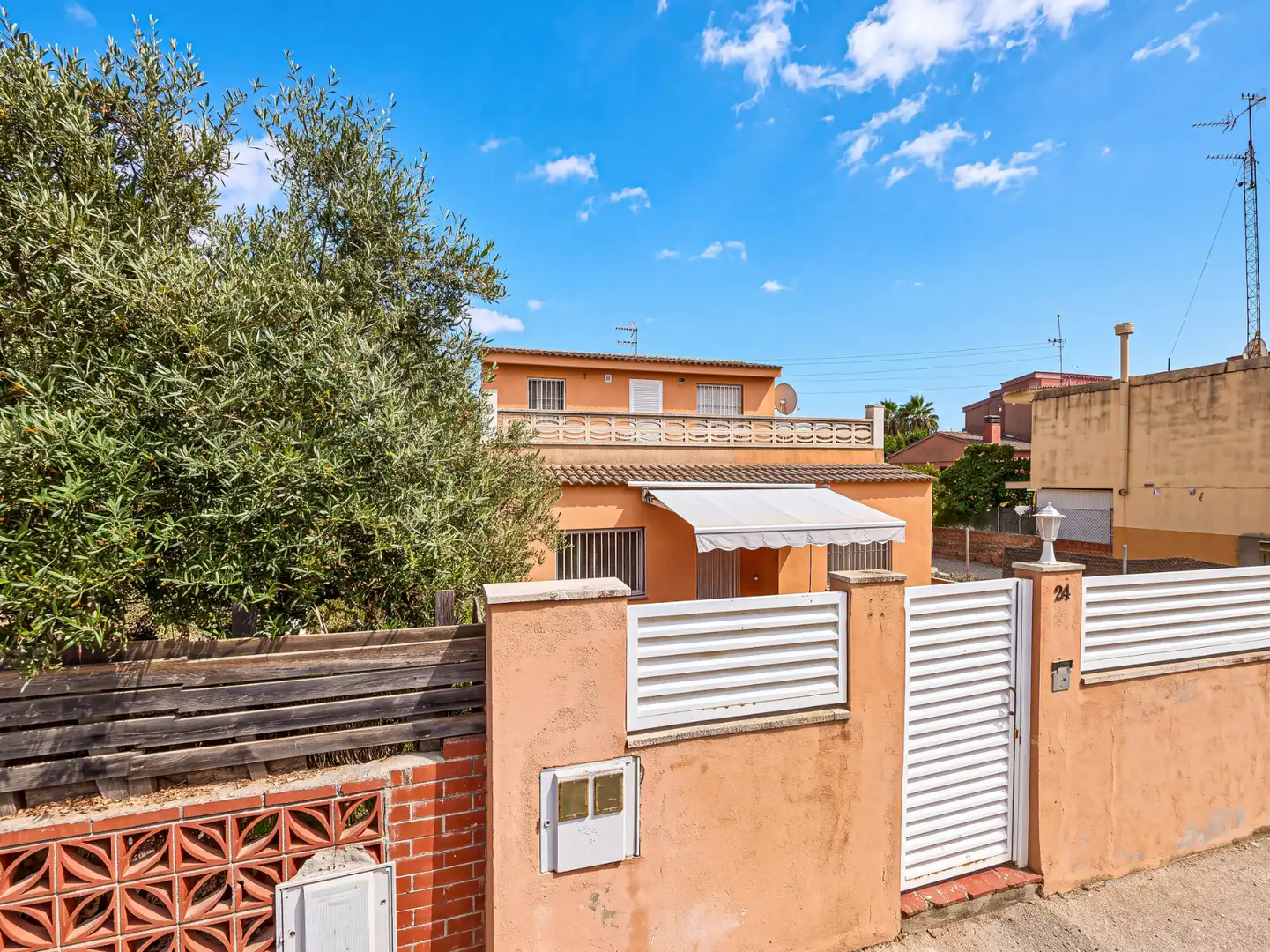 Vista exterior de Finca rústica en venta en Vilanova i la Geltrú con Aire acondicionado, Calefacción y Jardín privado