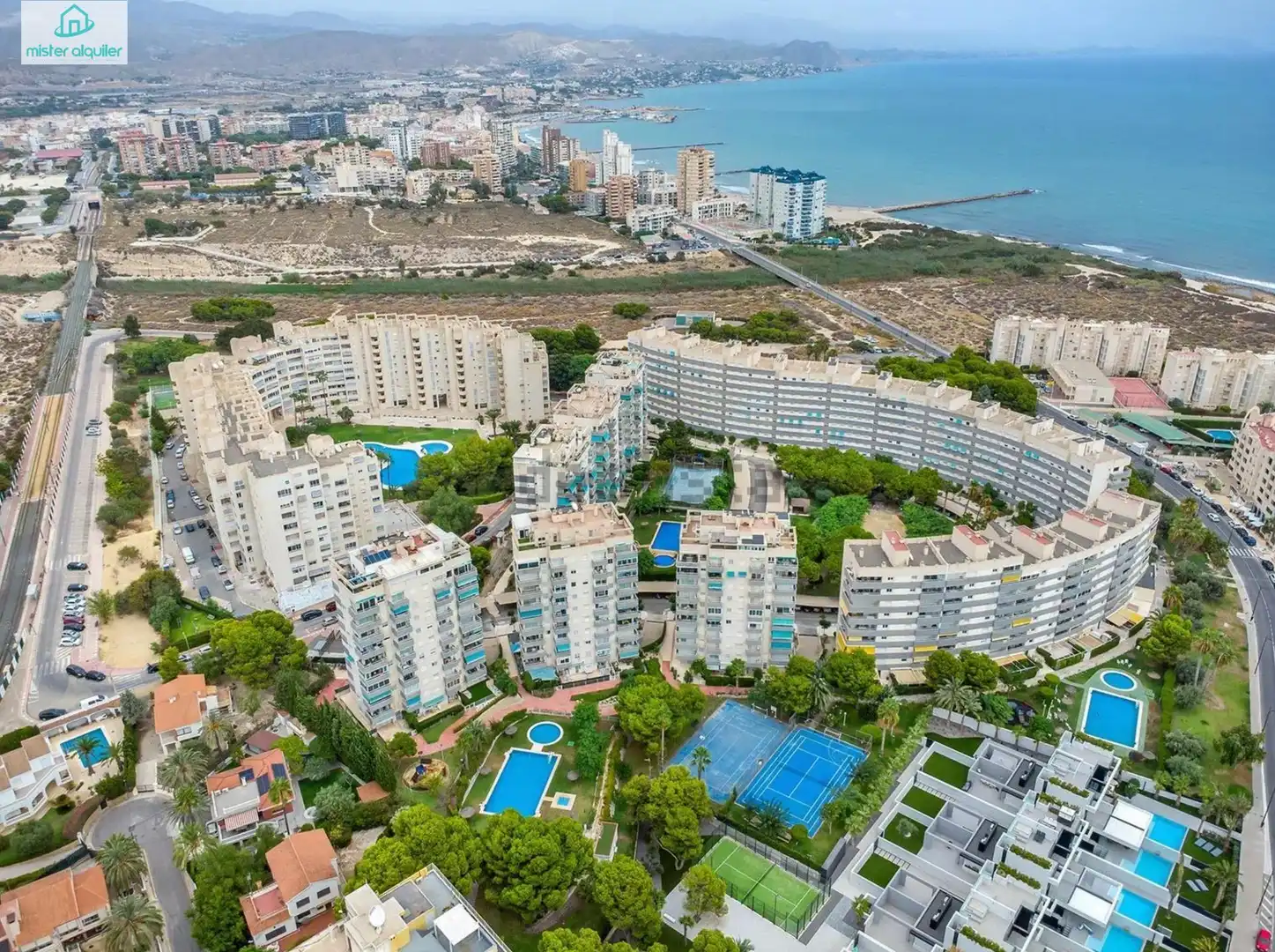 Vista exterior de Apartament en venda en El Campello amb Aire condicionat, Calefacció i Jardí privat
