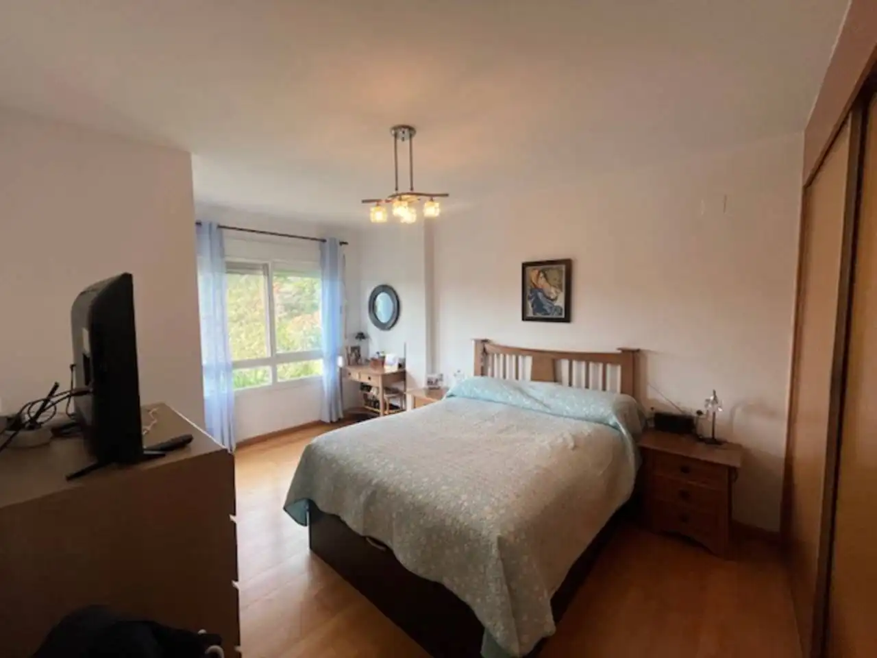 Schlafzimmer von Einfamilien-Reihenhaus zum Verkauf in Estepona mit Klimaanlage, Privatgarten und Parkett