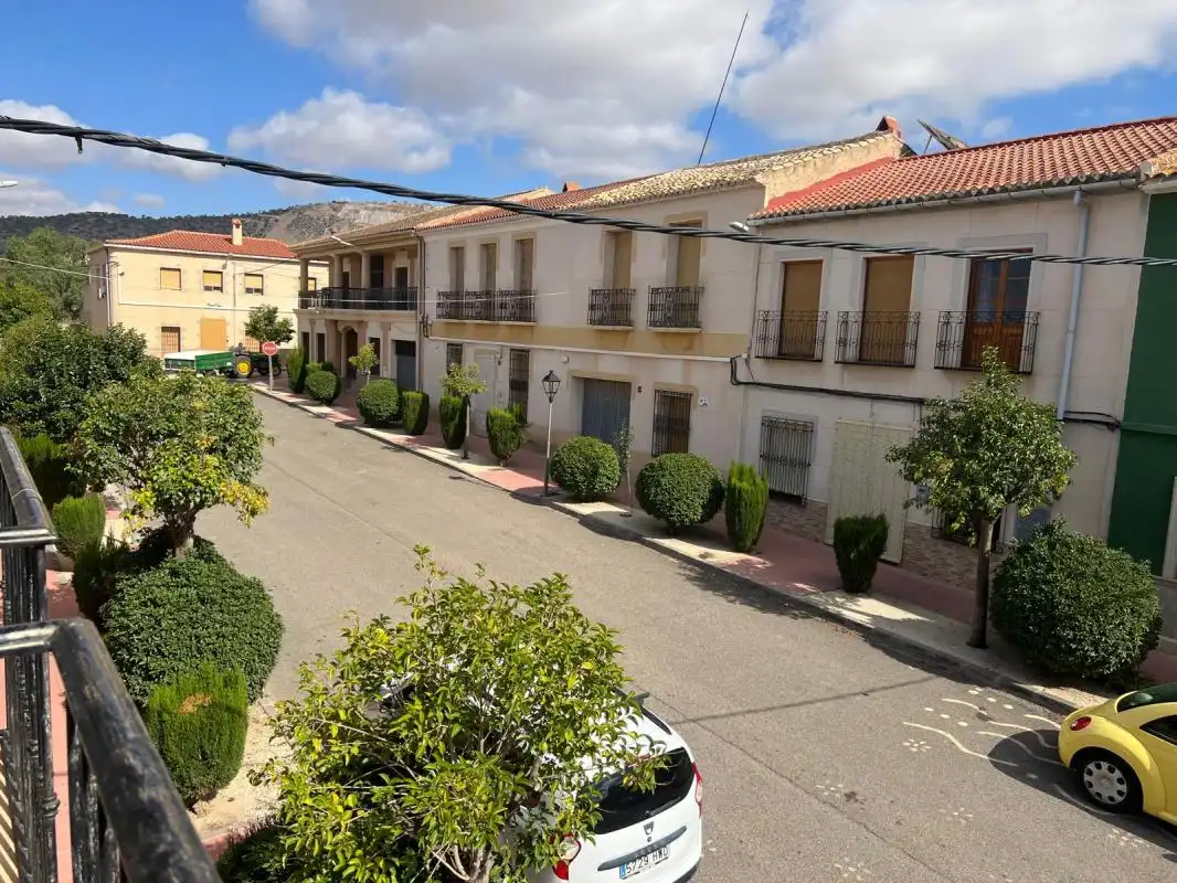 Vista exterior de Casa adosada en venda en Algueña amb Aire condicionat, Calefacció i Terrassa