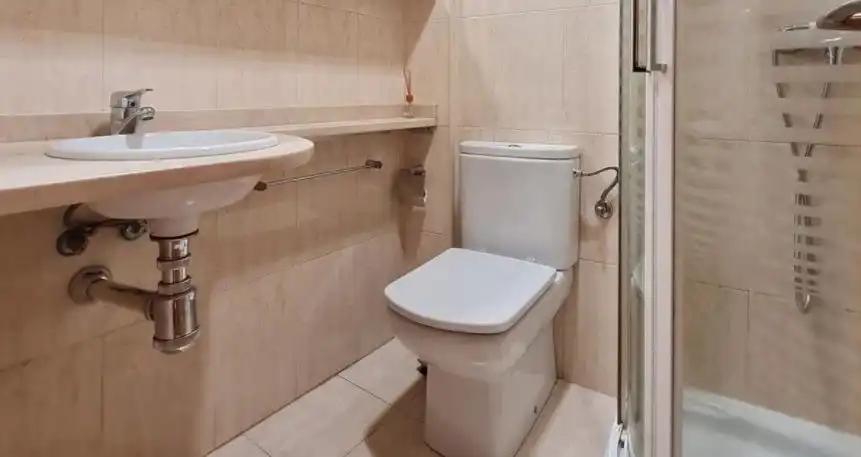 Bathroom of Flat for rent in Ourense Capital   with Heating, Furnished and Balcony