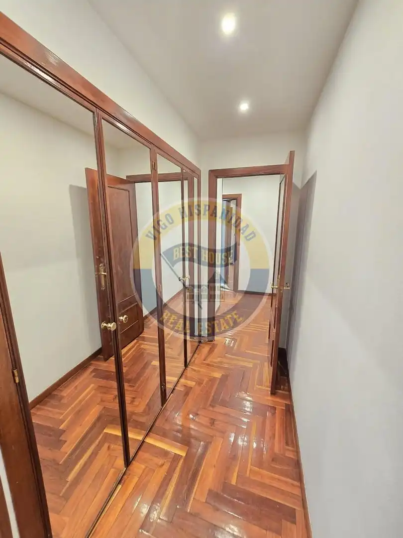 Piso de alquiler en Vigo  con Calefacción, Parquet y Balcón